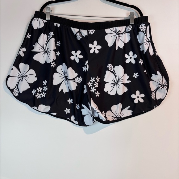๐บ SHEIN Plus Size 4XL Hibiscus Floral Swim/Board Shorts โ Black White - Picture 3 of 8